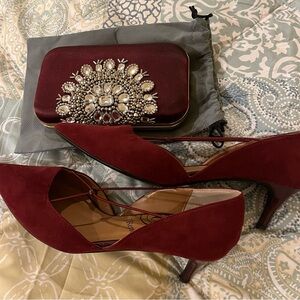 Beautiful heels and I’m throwing in the clutch purse!